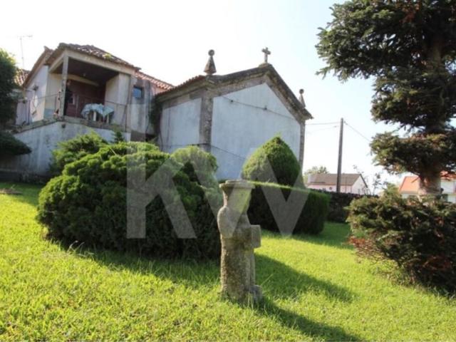 Quinta solarenga com 23.000 m2, casa com capela e anexos em pedra