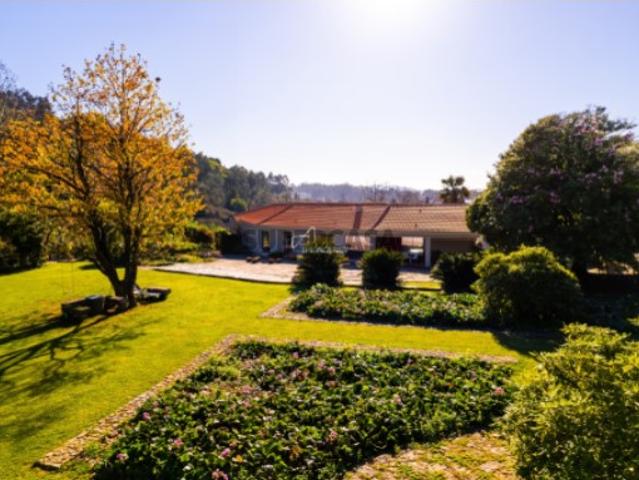 Quinta renovada com grande terreno privado em Vila Nova de Gaia