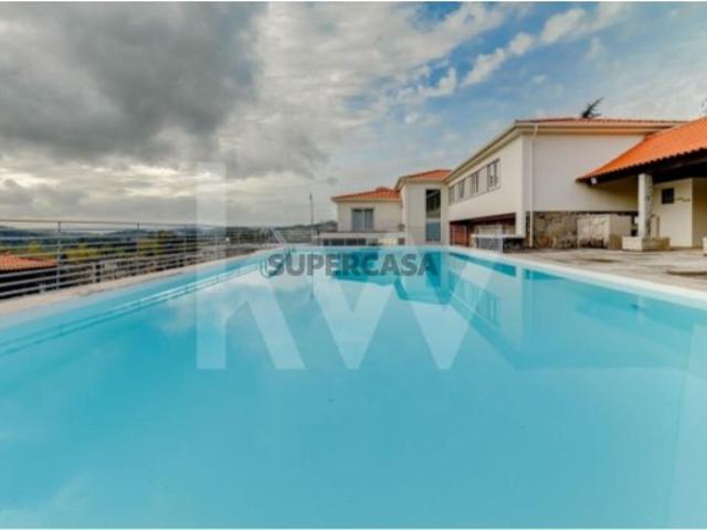 Quinta T4 com piscina, ringue de futebol quase 20.000M2 em Navarra Braga