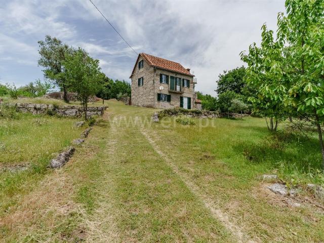 Quinta T4 / Seia, Folhadosa