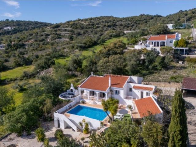 Quinta térrea, lindamente renovada, com 4 quartos em casa de banho privativa, oferece um refúgio pacífico e isolado com uma maravilhosa vista para o mar, no coração do Algarve, em Santa Bárbara de Nexe