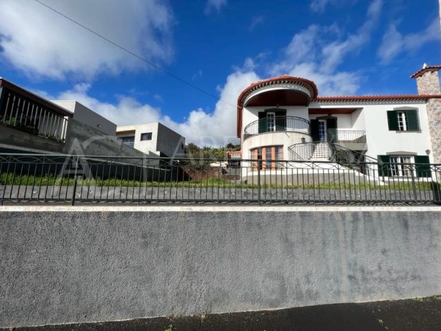 Quinta Unifamiliar Madeirense com Terreno de 2.820 m² na Bemposta, Machico