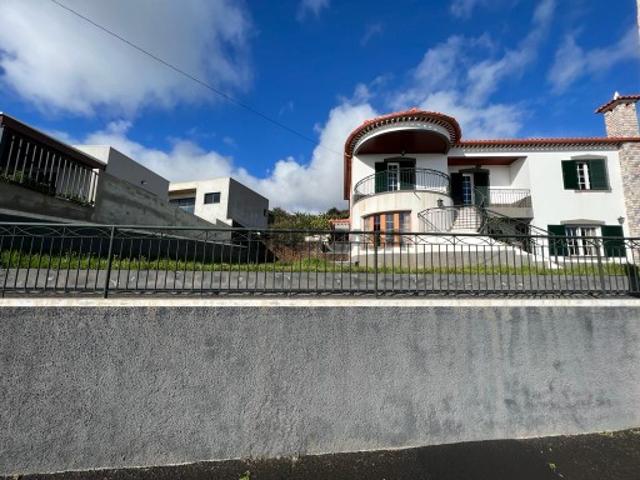 Quinta Unifamiliar Madeirense com Terreno de 2.820 m² na Bemposta, Machico