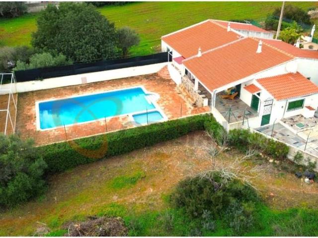 Quinta/Moradia típica inserida num lote urbano com 4330m2, c. 183m² Algoz e Tunes