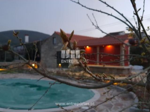 Quintas e casas rústicas T1 em Covas