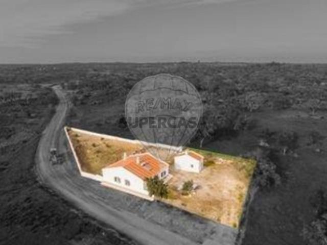 Quintas e casas rústicas T3 em Abela