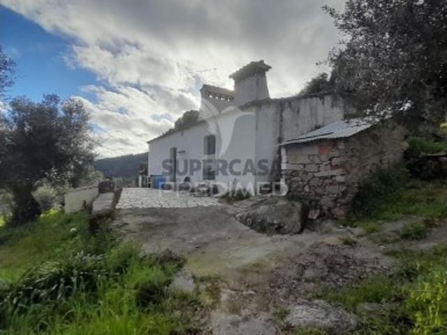 Quintas e casas rústicas T3 em Sé e São Lourenço