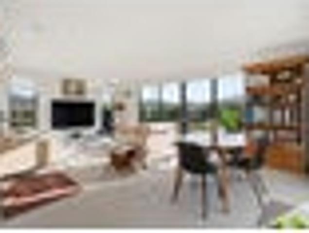 UNDER OFFER * Quintessential Kiwi Comfort at 1 V
