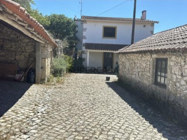 Quintinha com Moradia e casas de pedra junto ao rio Alcôa