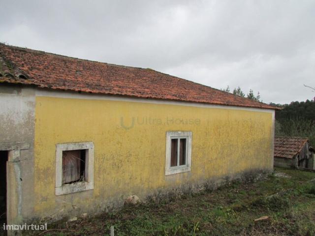 Quintinha com moradia para restauro localizada em Ourm