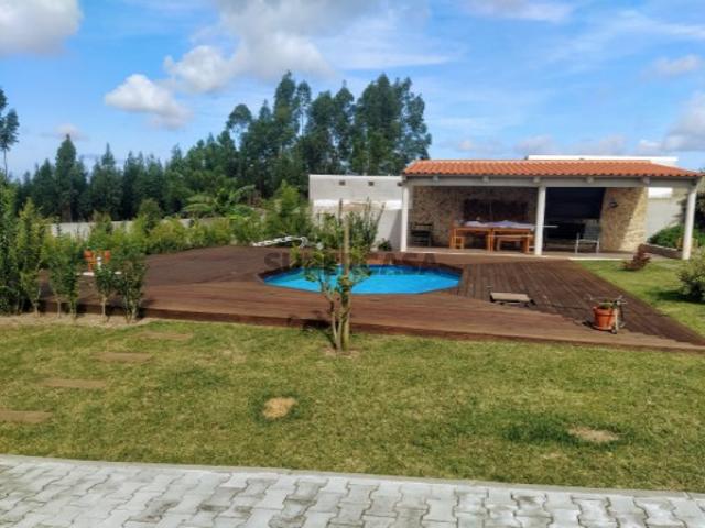 Quintinha com Moradia T3 em fase de construçao e 2 anexos T2 e T1 prontos a habitar com piscina