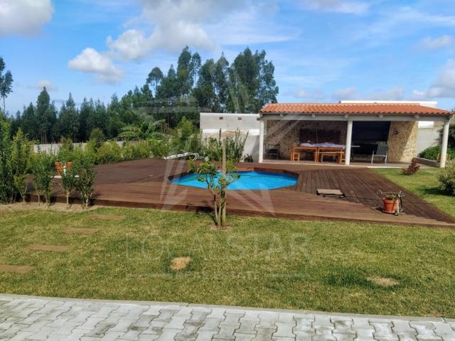 Quintinha com Moradia T3 em fase de construçao e 2 anexos T2 e T1 prontos a habitar com piscina