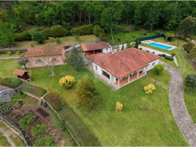 Quintinha com 2 casas Extraordinária propriedade