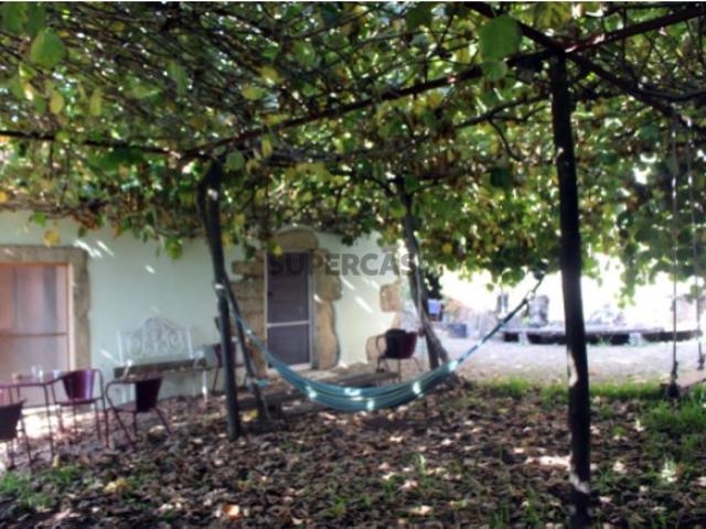 Quintinha com 2 moradias em pedra