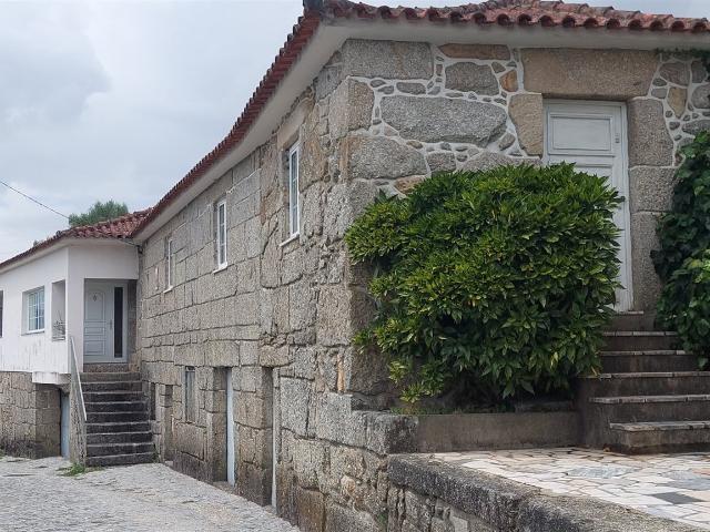 Quintinha Centenária em Pedra com 2.000 m² de Terreno – Font. 300m² Fonte Arcada e Oliveira