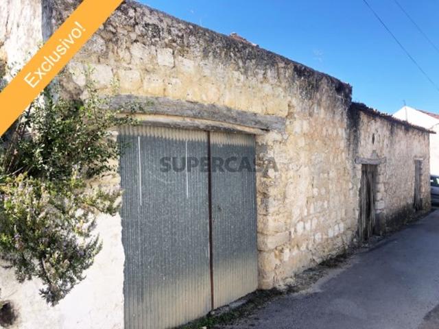 Quintinha em Aldeia com edifícios em ruínas para renovação ou para conversão em habitação