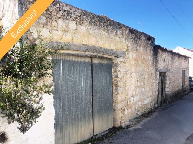 Quintinha em Aldeia com edifícios em ruínas para renovação ou para conversão em habitação