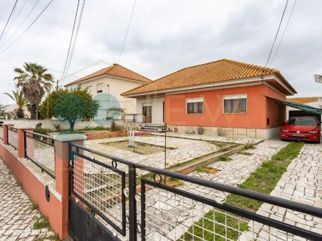 Quintinha em Sarilhos Grandes composta por 2 moradias com utiliza.