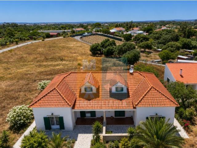 Quintinha em zona calma e vista desafogada em lote de 8470m². 0m² Pontével