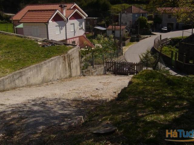 Quintinha para reconstruir com duas entradas, area de 3000m2 e util de 150m2. Vistas com possibilidade de construção. | 26083709220