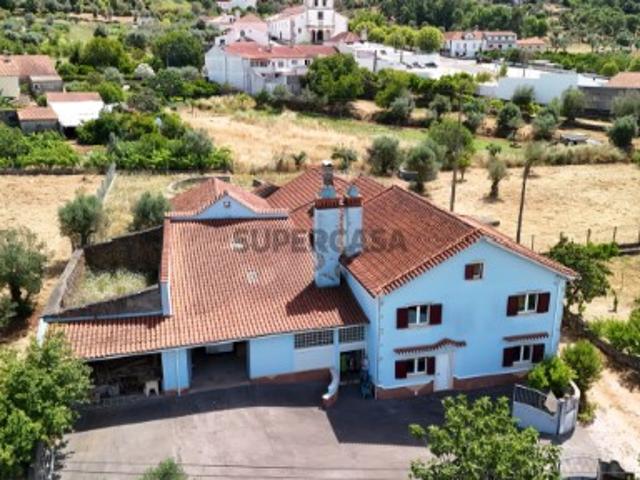 Quintinha T4 com Amplas zona para Oficinas, Terreno Plano e Enorme Potencial