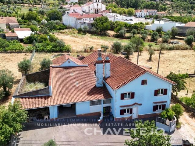 Quintinha T4 com Amplas zona para Oficinas, Terreno Plano e. 170m² Areias e Pias