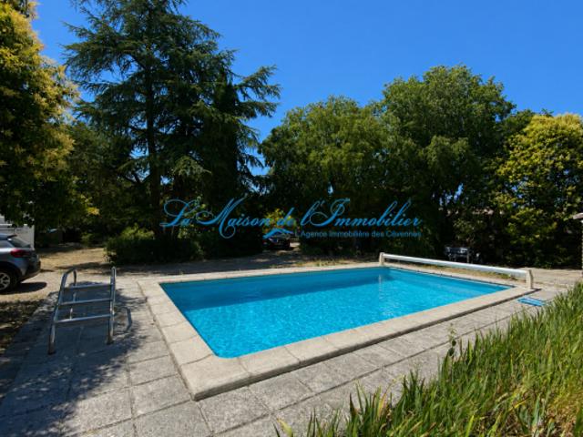 QUISSAC, maison de type F4 plus mazet, avec piscine et dépen