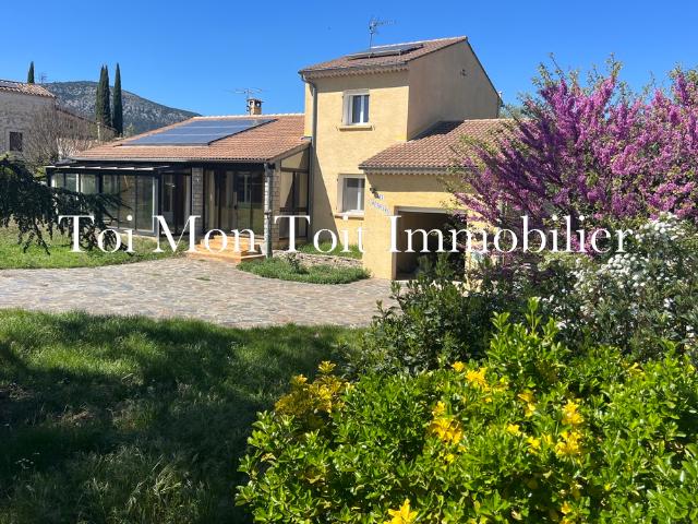 Quissac centre, Villa F5 de 260 m2env 2 garages, piscine le tout sur une parcelle de 4000 m2 environ