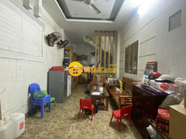 Quyền lực gần quận ủy tây hồ 30m² 5 tầng giá 8,3 tỷ, lạc long quân lh 0983899