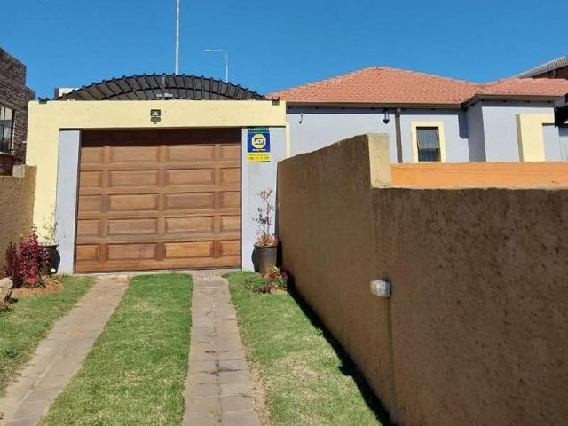 R3 800 | House For Rent in Emdeni, Soweto