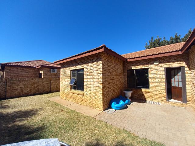 R10,000 pm 2 Bedroom Townhouse To Let in Rhodesdene