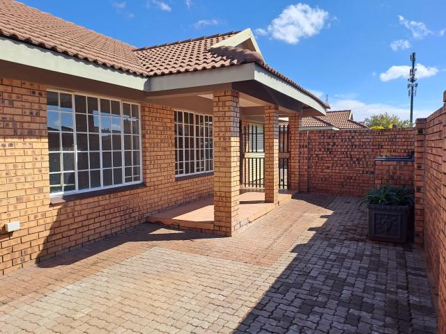 R10,000 pm 3 Bedroom Townhouse To Let in Middelburg South