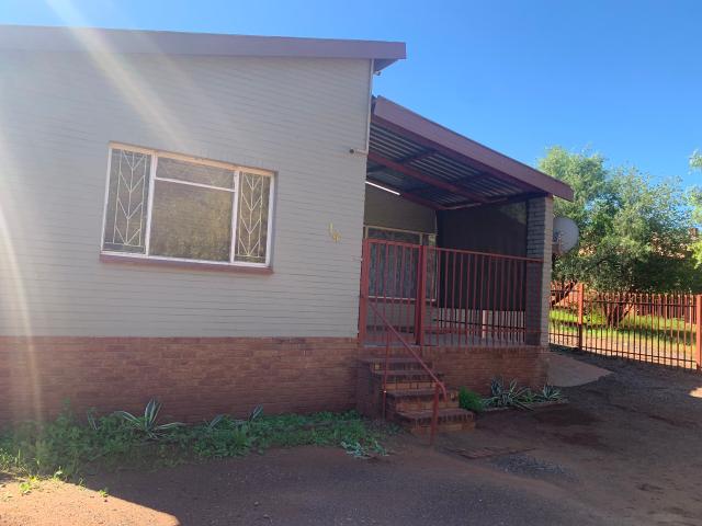 R10,200 pm 3 Bedroom House To Let in Postmasburg