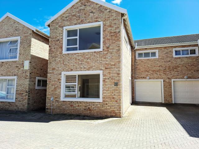 R10,500 pm 4 Bedroom Duplex To Let in Bluewater Bay