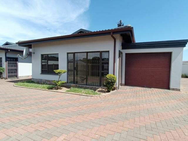 R11,860 pm 2 Bedroom Simplex To Let in Birdswood