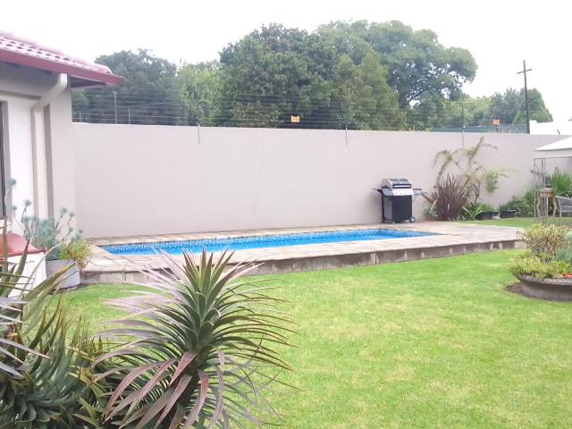 R12,000 pm 1.5 Bedroom Garden Cottage To Let in Craighall Park