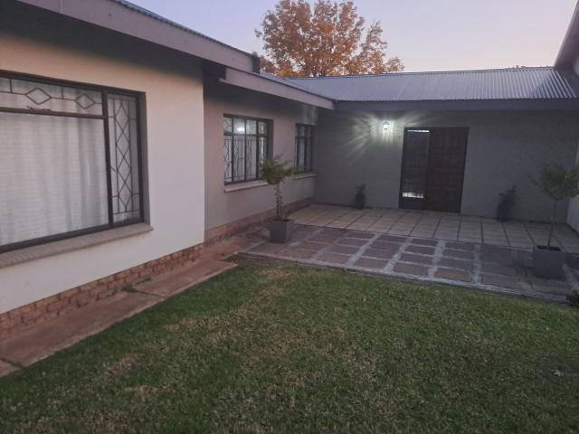 R13,500 pm 3 Bedroom House To Let in Kanonkop