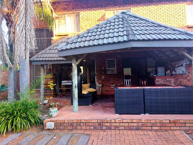 R14,800 pm 3 Bedroom Duplex To Let in Meer En See