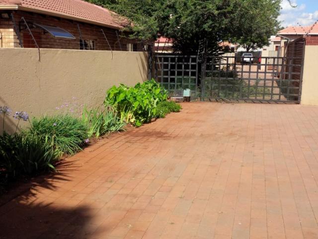 R15,730 pm 3 Bedroom House To Let in Montana