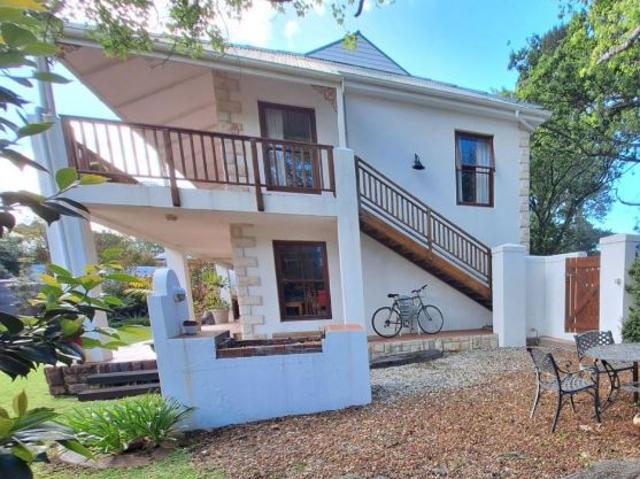 R16,000 pm 2 Bedroom Apartment To Let in Hemel en Aarde Valley