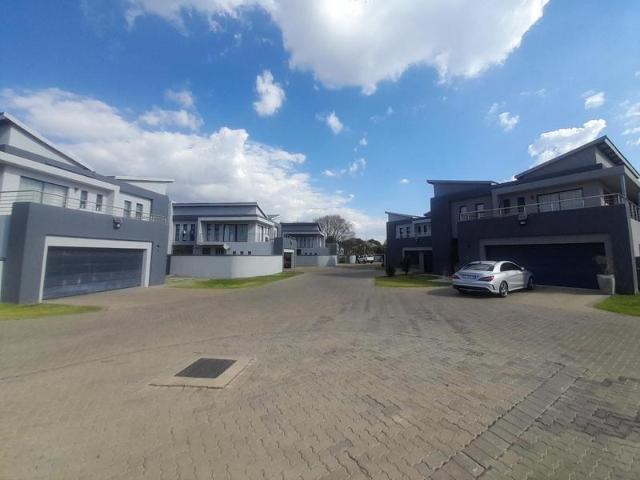 R18 500 | 3 Bedroom Townhouse For Rent in Eldo Lakes Estate, Centurion