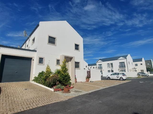 R19,500 pm 2 Bedroom Duplex To Let in Burgundy Estate