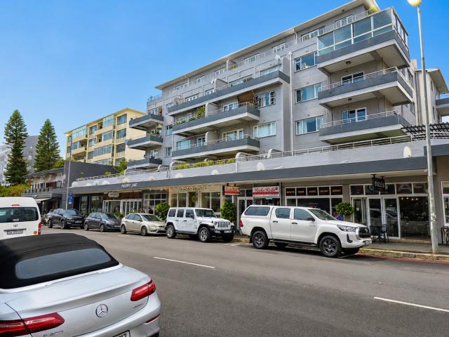 R25,000 pm 2 Bedroom Apartment To Let in Sea Point