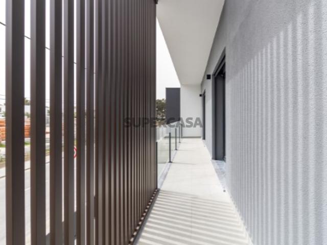 R268 Moradia Duplex Localizada no centro de Fernão Ferro