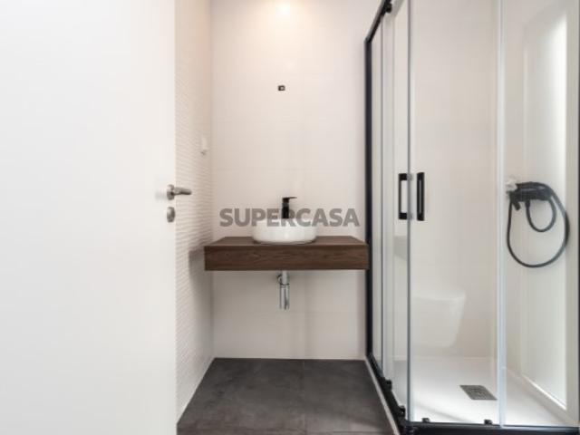 R268 Moradia Duplex Localizada no centro de Fernão Ferro