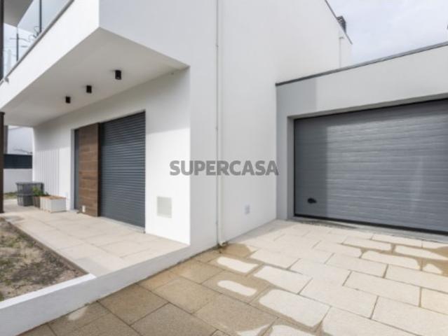 R296 Moradia T4 centro de Fernão Ferro