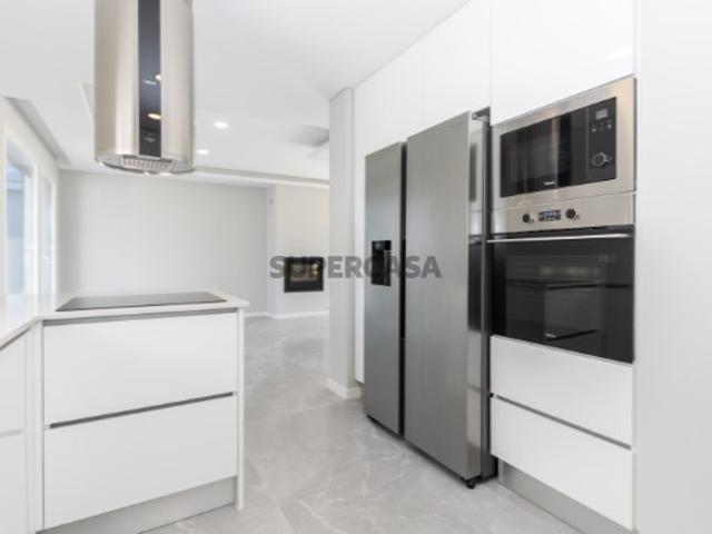 R300 Moradia T3 no centro de Fernão Ferro