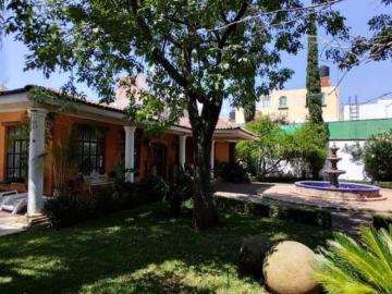 R302 Residencia 7 recamaras en venta con alberca Torremolinos Morelia
