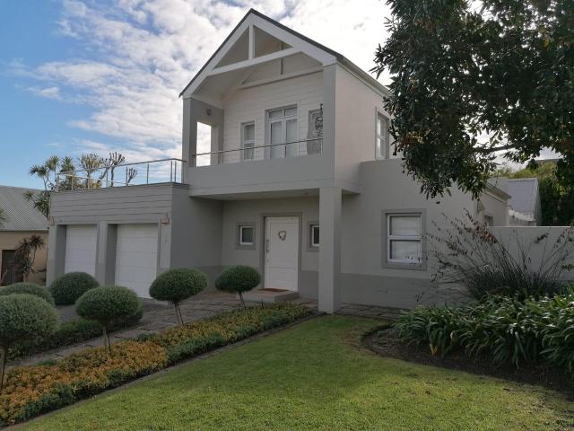R32,000 pm 3 Bedroom Gated Estate To Let in Hemel en Aarde Estate