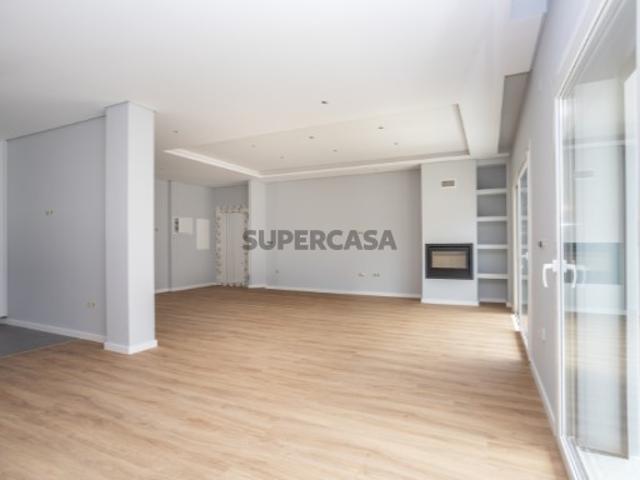 R360 Moradia T3 + Anexo no centro de Fernão Ferro